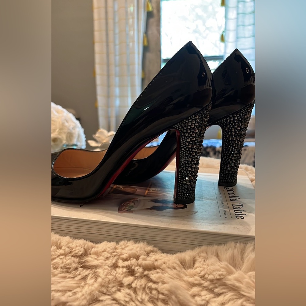 Red Bottoms w. Crystaled Heel